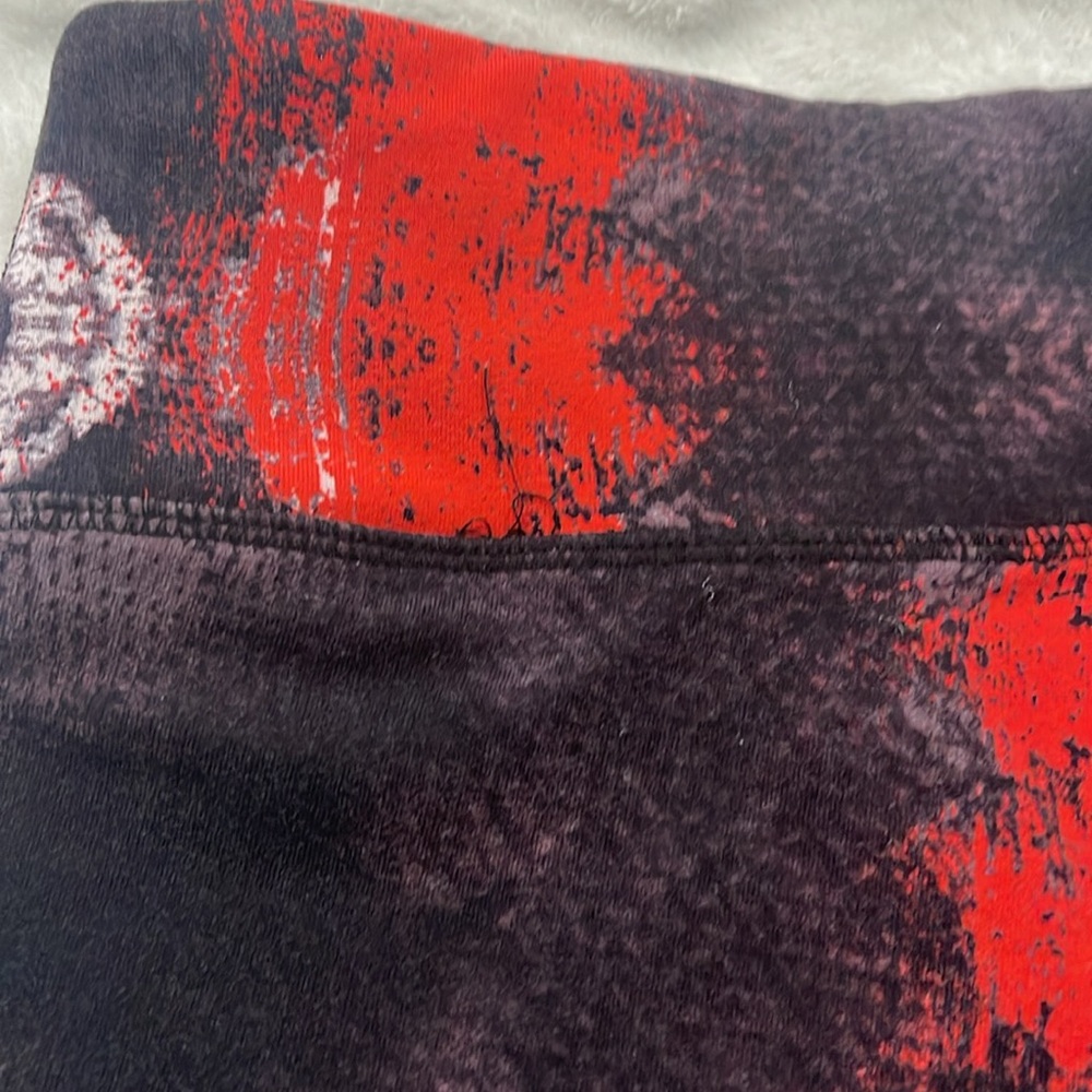 Alo Stylish Red and Black Abstract Leggings - Picture 7 of 9